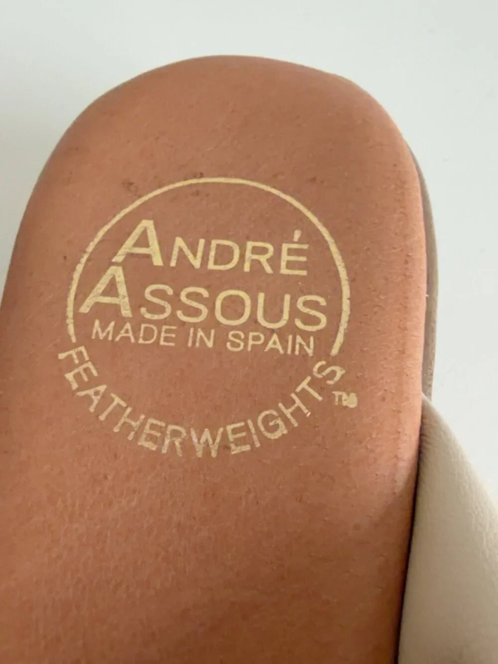 Andre Assous Featherweights Cream Leather Knot Thong Sandals Size 6